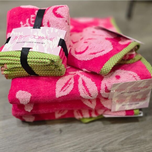 Betsey Johnson XOX Cherries Bath Towel Set - Picture 4 of 9